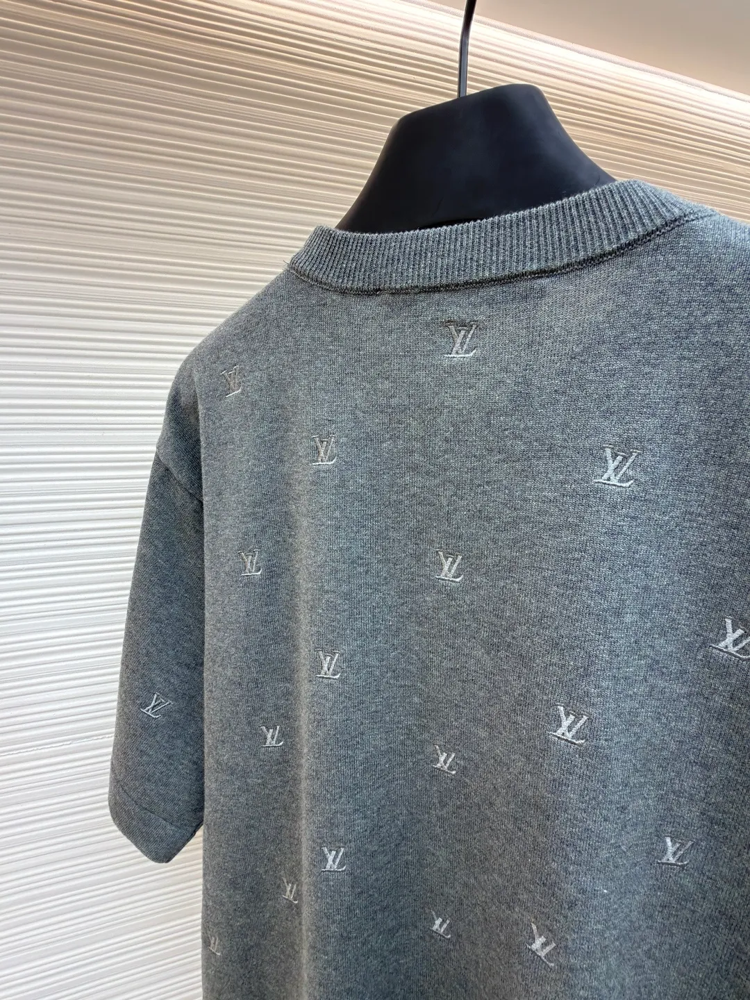 LOUIS VUITTON woolen short sleeves with small gray characters embroidery ●Original version: purchased and developed by 11365 ●Item number: 1682208-B00 ●Fabric: pure cotton yarn wool fabric ●Technology: embroidery production ●Color: gray ●Version: fitted version ●Weight: about 380 grams ●Size: XS-S-M-L ●Description: The whole piece is made with full embroidery technology. The stitching technique is mainly used to fill in the slender and curved lines of the embroidery shape, which can show the details and layering of the pattern. The slender and curved lines have a strong sense of line and three-dimensionality when stitched, and the stitching technique is vivid, lively and has good coverage. Use embroidery thread to embroider the pattern stitch by stitch. The pattern will be tight and have a shrinking effect. The splicing of the armholes, neckline and body adopts fine stitch processing instead of direct sewing. This processing method makes the product more detailed; it also improves the texture of the product and the yarn itself has ductility. The upper body has a drapey feel without being tight and wraps around the body. The washing process of the yarn softens the touch of the fabric while still retaining the original sense of wideness. The overall wiring is straight and delicate, the fabric is comfortable and soft, and the color is consistent without color difference. It can be matched with the same style to create a fashionable look and control various occasions. Customized accessories, complete with three standards, same style for men and women!